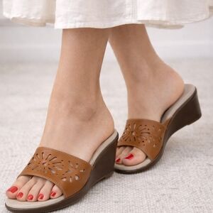 Born BOC Womens Slip-On on Sandal size 7/38 Brown EUC